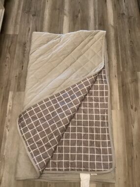 Queen size comforter, and 2 pillow shams